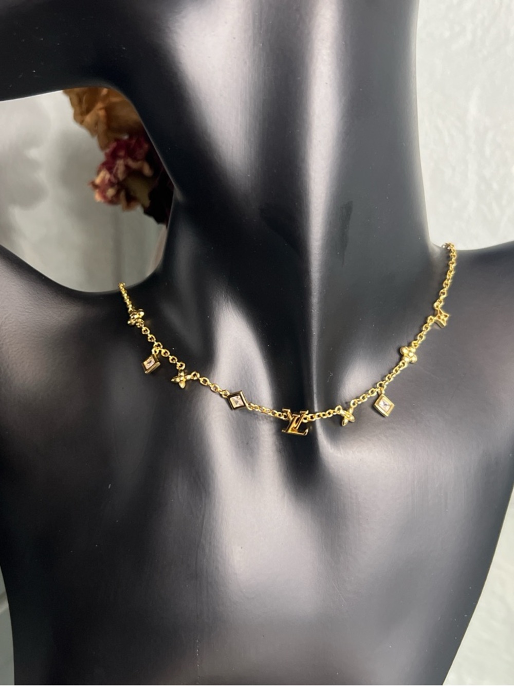 Dainty gold necklace